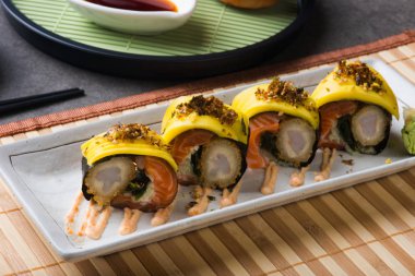 yakından görmek somon ve mango suşi rulo