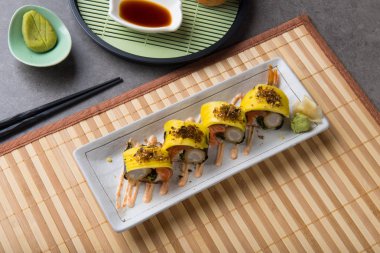 yakından görmek somon ve mango suşi rulo