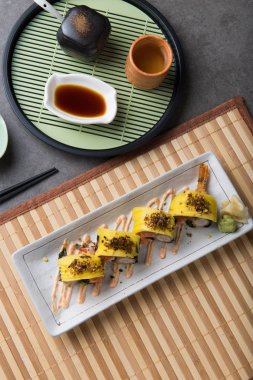 yakından görmek somon ve mango suşi rulo