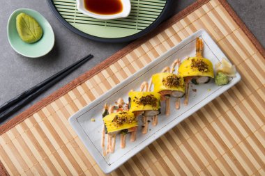 yakından görmek somon ve mango suşi rulo