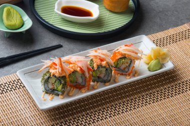 yakından görmek ıstakoz salatası suşi rulo