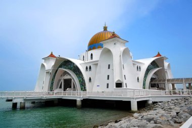 Malacca Straits Camii (Mescid Selat Melaka) doğal görünümünü mavi gökyüzü ile
