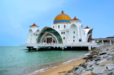 Malacca Straits Camii (Mescid Selat Melaka) doğal görünümünü mavi gökyüzü ile
