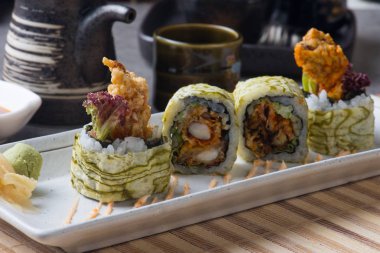 Yumuşak Kabuk Yengeç suşi rulo yakından görmek 