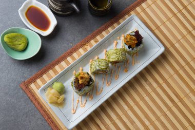 Yumuşak Kabuk Yengeç suşi rulo yakından görmek 