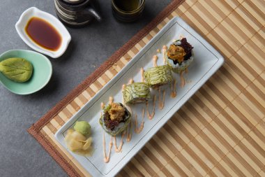 Yumuşak Kabuk Yengeç suşi rulo yakından görmek 