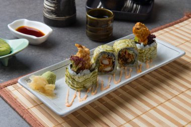 Yumuşak Kabuk Yengeç suşi rulo yakından görmek 