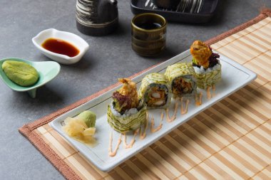 Yumuşak Kabuk Yengeç suşi rulo yakından görmek 