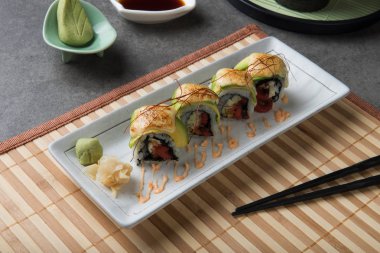 Ahtapot yakından görmek avokado ile masaya alır.