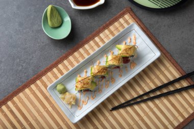 Ahtapot yakından görmek avokado ile masaya alır.