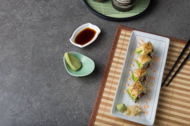 Ahtapot yakından görmek avokado ile masaya alır.