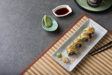 Ahtapot yakından görmek avokado ile masaya alır.