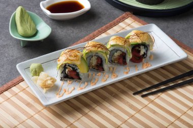 Ahtapot yakından görmek avokado ile masaya alır.