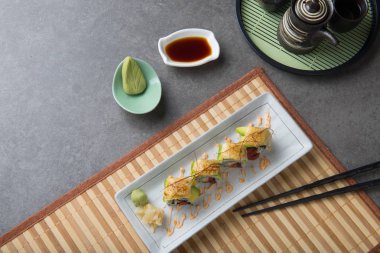 Ahtapot yakından görmek avokado ile masaya alır.