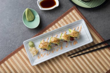 Ahtapot yakından görmek avokado ile masaya alır.