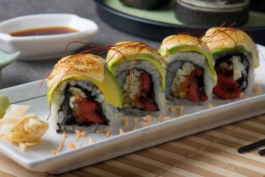 Ahtapot yakından görmek avokado ile masaya alır.