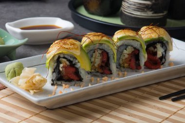 Ahtapot yakından görmek avokado ile masaya alır.