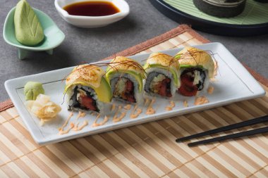 Ahtapot yakından görmek avokado ile masaya alır.