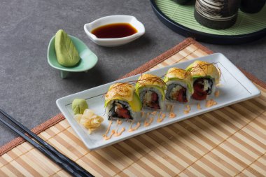 Ahtapot yakından görmek avokado ile masaya alır.