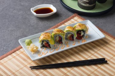 Ahtapot yakından görmek avokado ile masaya alır.