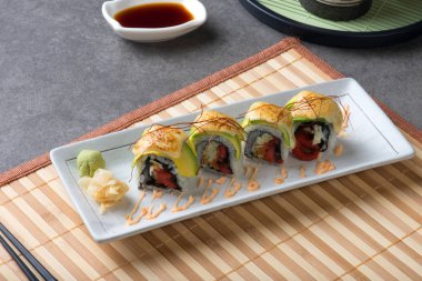 Ahtapot yakından görmek avokado ile masaya alır.