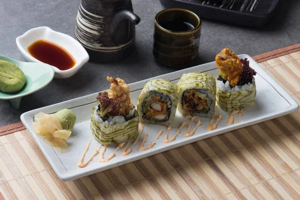 Yumuşak Kabuk Yengeç suşi rulo yakından görmek 