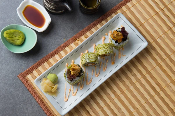 Yumuşak Kabuk Yengeç suşi rulo yakından görmek 