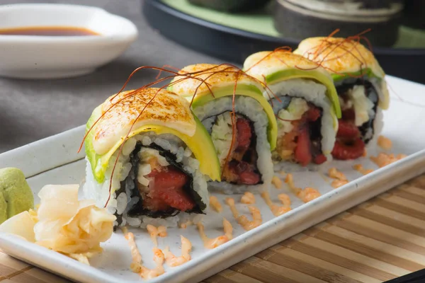 Ahtapot yakından görmek avokado ile masaya alır.