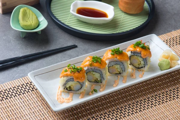 ebi tempura yakından görmek rulo peynir ile