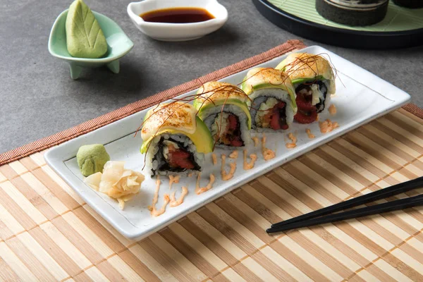 Ahtapot yakından görmek avokado ile masaya alır.