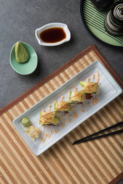 Vue Rapprochée Des Rouleaux Poulpe Avec Avocat Sur Table — Photo