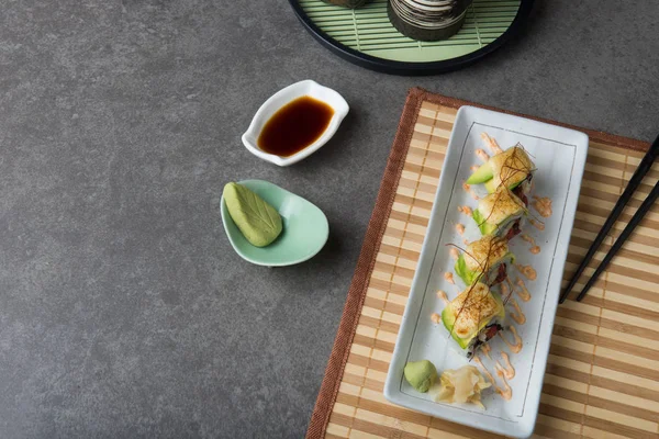 Ahtapot yakından görmek avokado ile masaya alır.