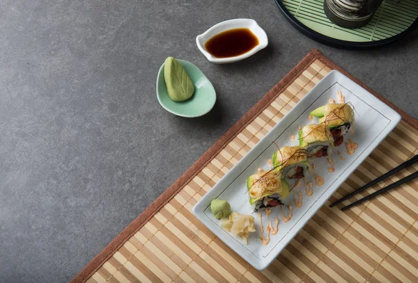 Ahtapot yakından görmek avokado ile masaya alır.