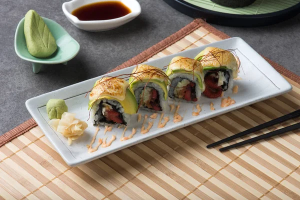 Ahtapot yakından görmek avokado ile masaya alır.