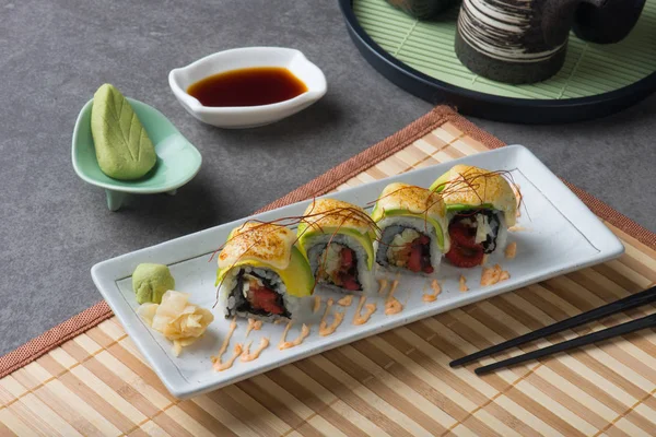 Ahtapot yakından görmek avokado ile masaya alır.