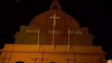 Melaka, Malezya - 6 Ekim 2016: Malacca Christ Church veya gece Melaka binasında kırmızı olarak bilinen