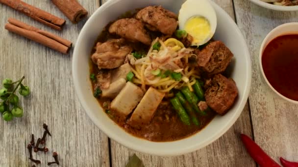 背景を持つアジアのカレー麺 — ストック動画