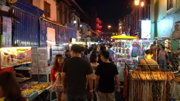マラッカ マレーシア ジョンカーの有名な観光地を夜に歩く — ストック動画