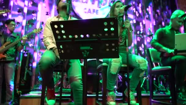Malacca Malaysia Nov 2018 Singer Hard Rock Cafe Jonker Walk — стоковое видео