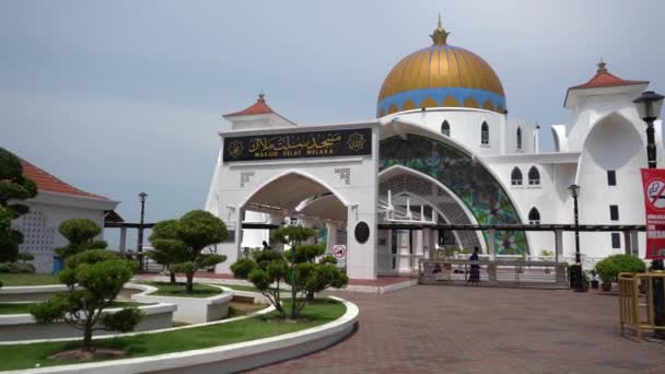 Malaca Malasia Junio 2018 Mezquita Del Estrecho Masjid Selat Melaka — Vídeos de Stock