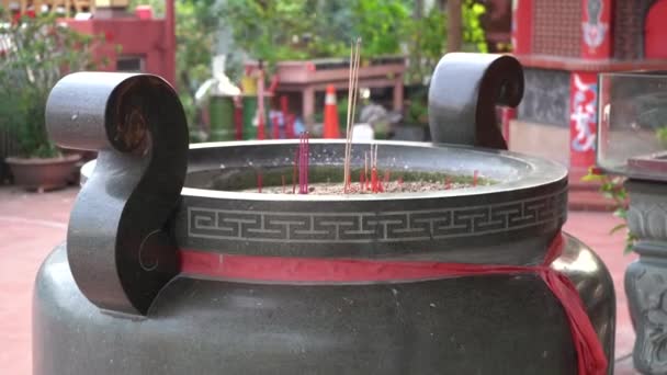 Bâtonnets Encens Rouge Brûlant Dans Temple Chinois — Video