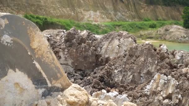exploitation de mines de sable après déforestation 
