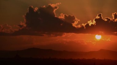 güzel manzara üzerinde gökyüzü günbatımı zamanı bulutlarda dağlar silueti