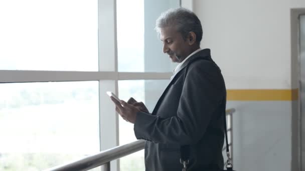 Indischer Geschäftsmann mit digitalem Tablet — Stockvideo