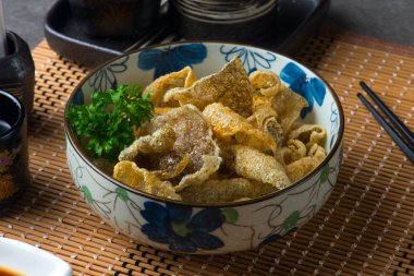 Kızarmış somon derisi, kawa sauge.