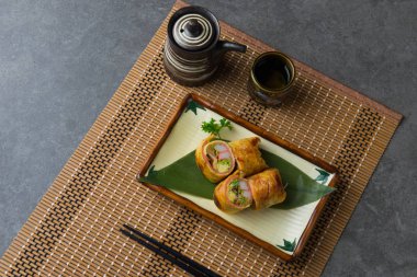 Unagi yaki suşi roll yakın atış