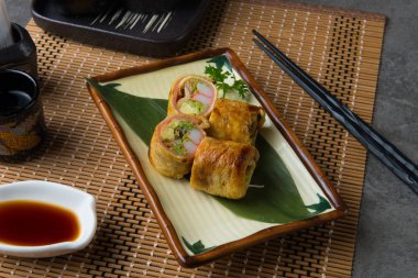 Unagi yaki suşi roll yakın atış