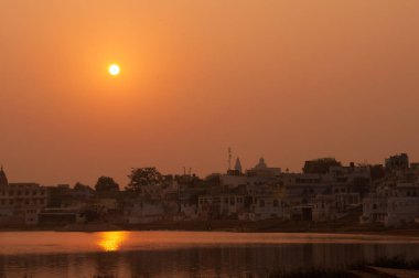 Pushkar, Hindistan - 10 Ekim 2010: Kutsal Pushkar şehir günbatımında