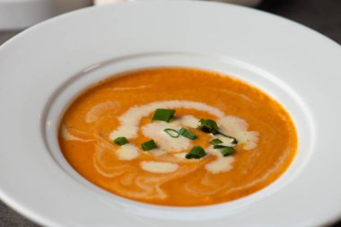 masada baharatlar ile kabak çorbası