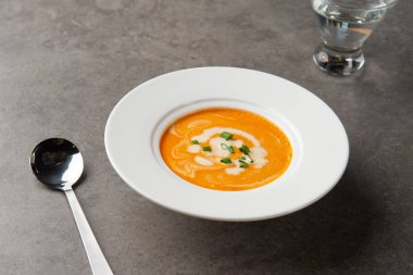 masada baharatlar ile kabak çorbası